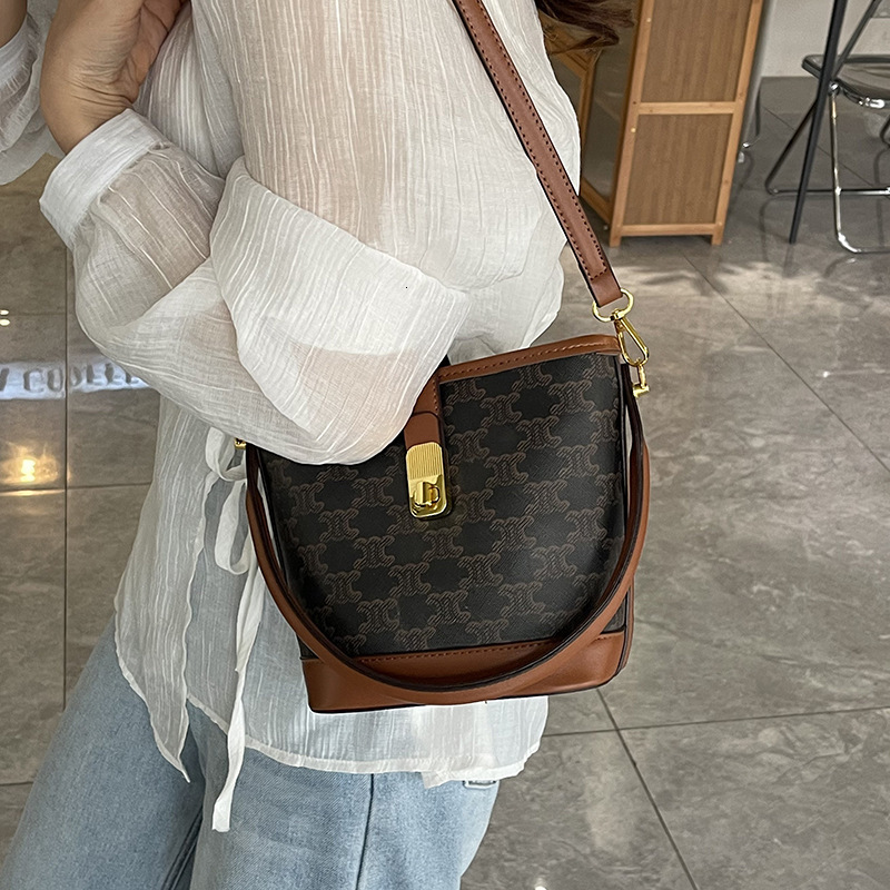 Designer High-End Feel for Women 2025 New Style Elegant Printed Handbag Bucket Fashionable Versatile Commuter Crossbody Light Luxury Women's Bag