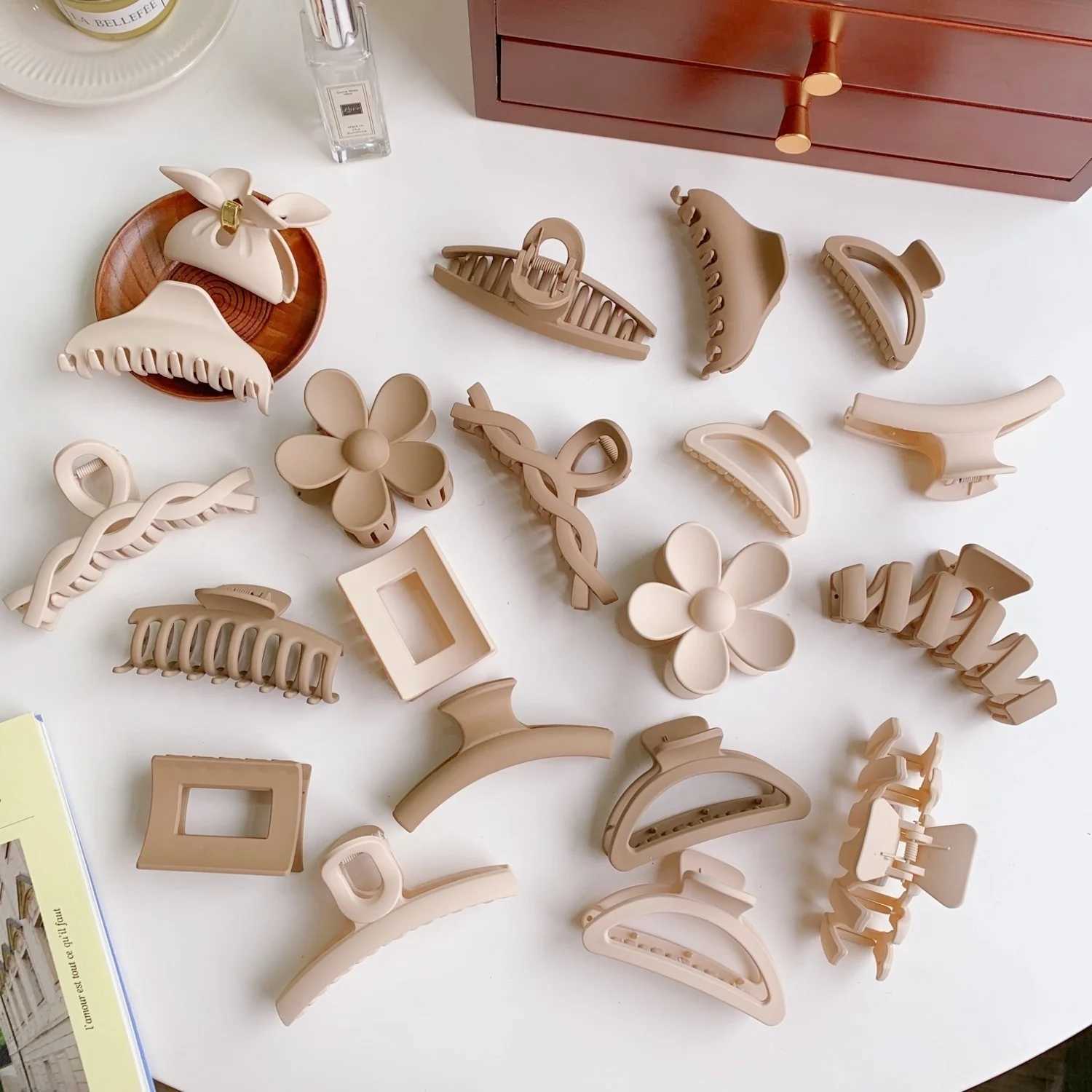 Women Hair Claw Clips Korea Coffee Beige Acrylic Large Hair Claw Hairpin Geometric Barrettes Crab Girl Hair Accessories Y250707