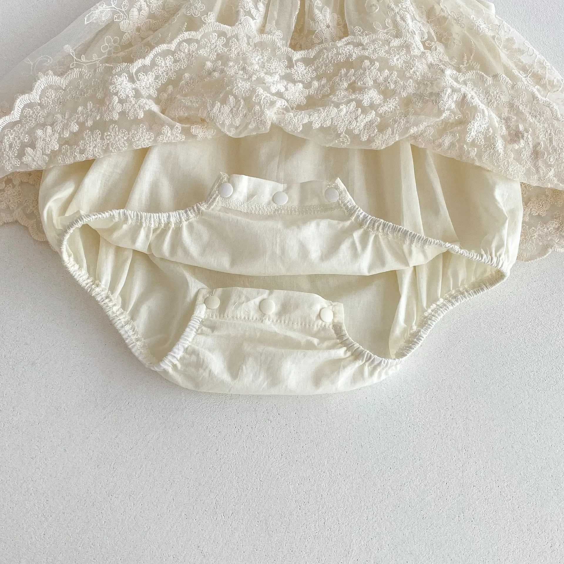 0-24M Infant Baby Girl Ivory Lace Embroidered Romper for Newborns Satin Bow Peter Pan Collar Sleeveless Onesie Baby Bodysuits R250707