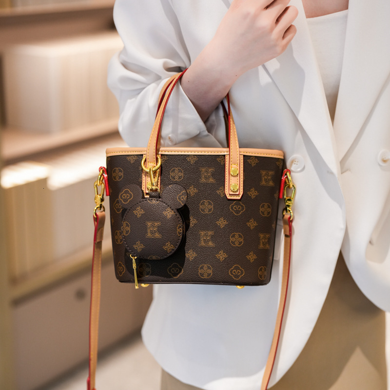 Designer 2025 New High-Quality Texture Bucket Fashionable Elegant Versatile Basket Shoulder Crossbody Light Luxury Women's Bag