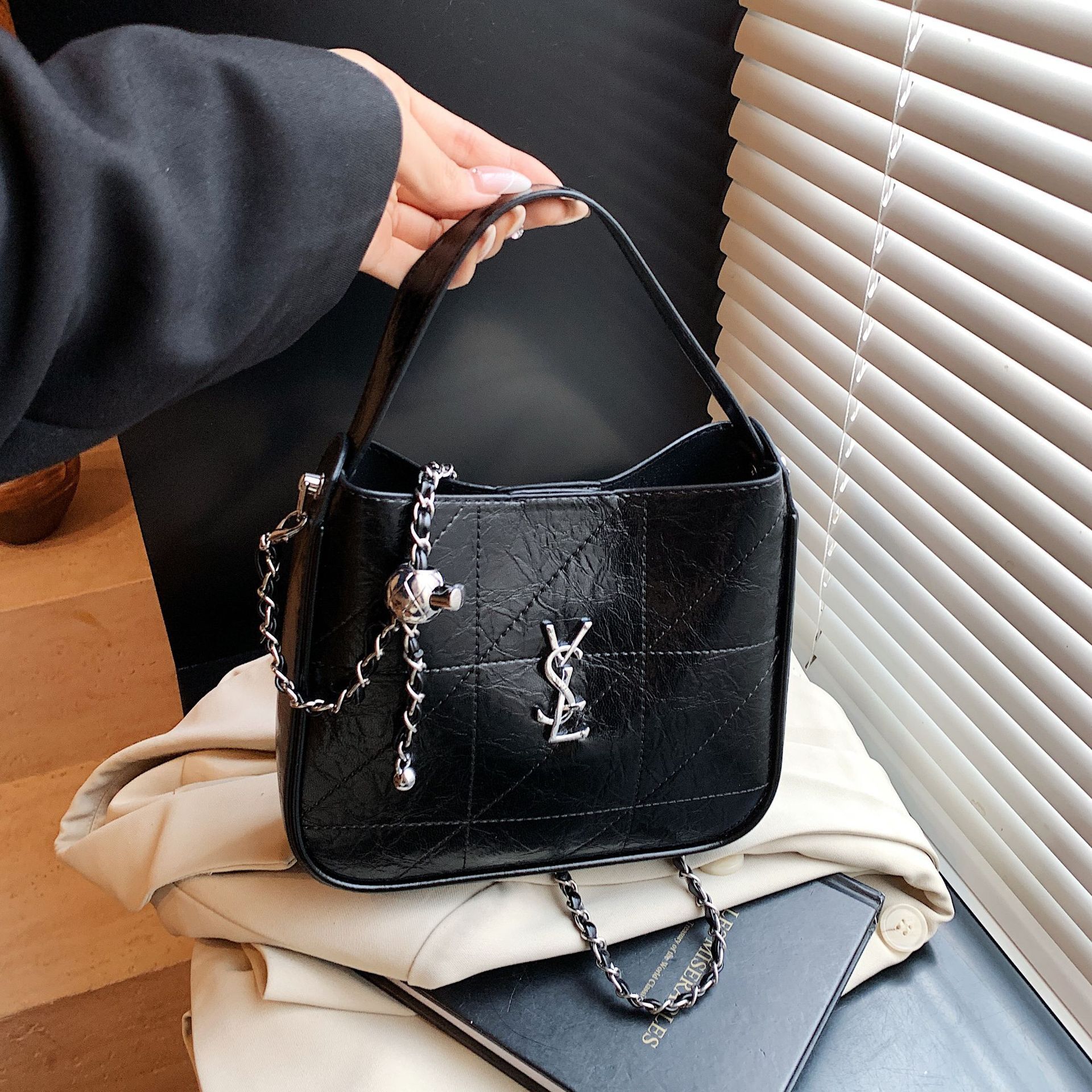 Designer High-End Small for Women 2025 New Casual Versatile Bucket Chain Fashionable Elegant Shoulder Crossbody Light Luxury Women's Bag