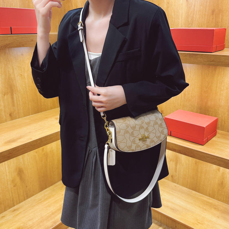 Designer High-End Feel for Women 2025 New Versatile Fashion Elegant Underarm Single Shoulder Baguette Crossbody Light Luxury Women's Bag