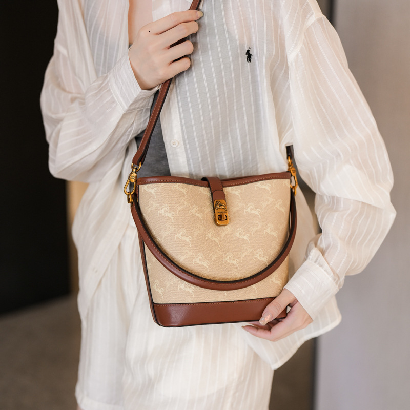 Designer 2025 New Korean Style Elegant Bucket Versatile Fashion High-end Feel Shoulder Crossbody Light Luxury Women's Bag