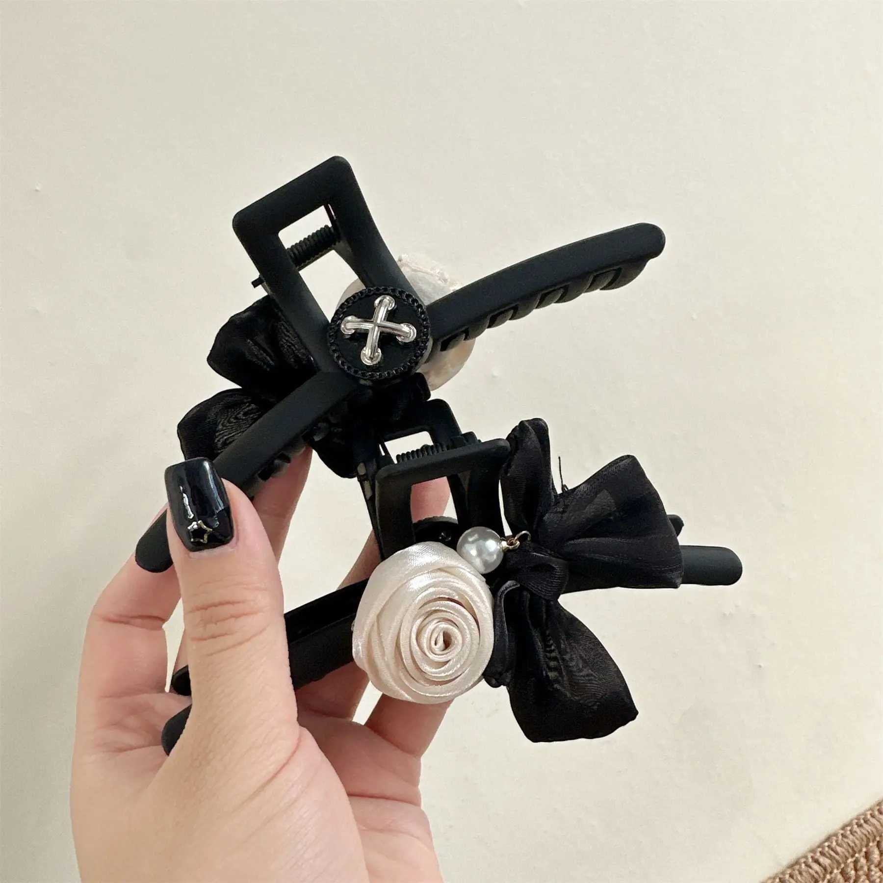 1pc elegant camellia bow imitation pearl hair clip high-end temperament chic style hair grip Korean style fabric hair claw Z250707