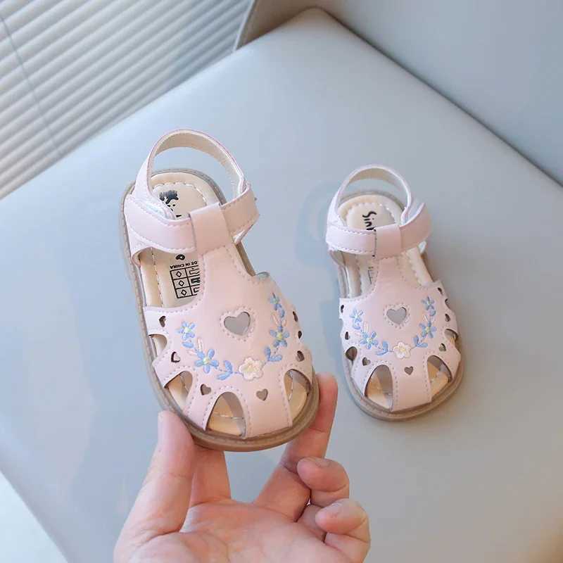 2025 Summer Baby Boy Girls Sandals New Embroidered Princess Soft Bottom PU Insole Outdoor New Flower Embroidery Beach Shoes R250707