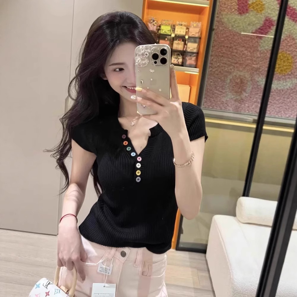 2025 Summer new women's T-shirt color button V-neck knitted short sleeved women's T-shirt summer new slim fit knitted top new designer T-shi