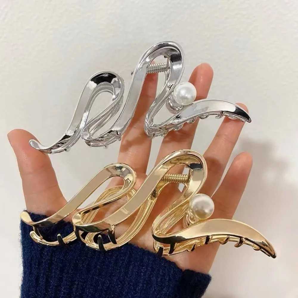 Fashion Large Geometric Wave Hair Claw Trendy Hair Clip Metal Pearl Hairpin Party Hair Accessories For Girls Women Headwear Gift Y250707