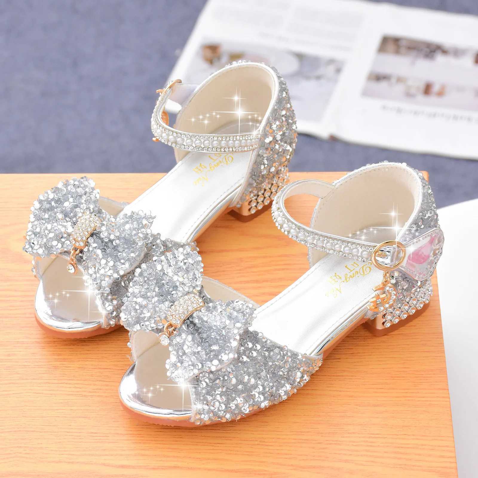 2025 New Childrens Summer Sandals Crystal Bowknot Girls High Heels Soft Sole White Princess Wedding Performance Shoes R250707