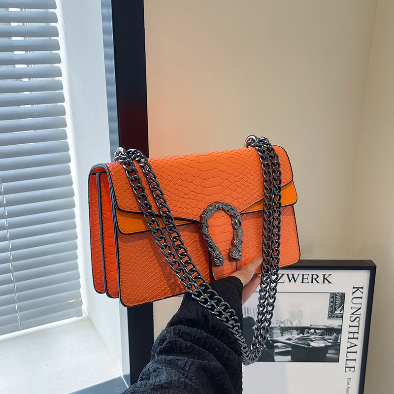 Designer 2025 New Single Shoulder Crossbody Fashion Casual Backpack Crocodile Pattern Chain Embossed Light Luxury Women's Bag