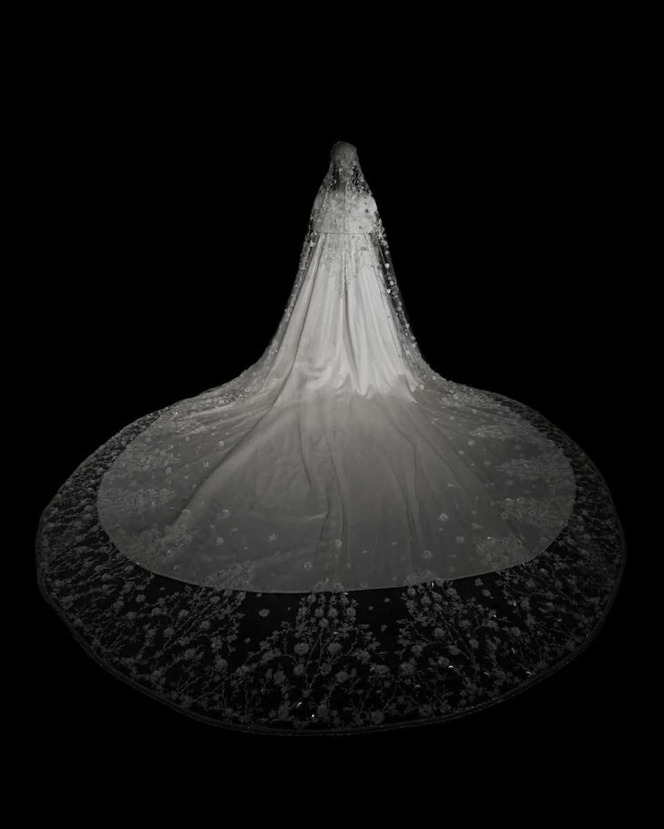 Graceful 3 Meters White Ivory Wedding Veils with Appliques Pearls Sequins Long Lace Edge Bridal Head Veil with Comb For Marriage Bride Women's Ac