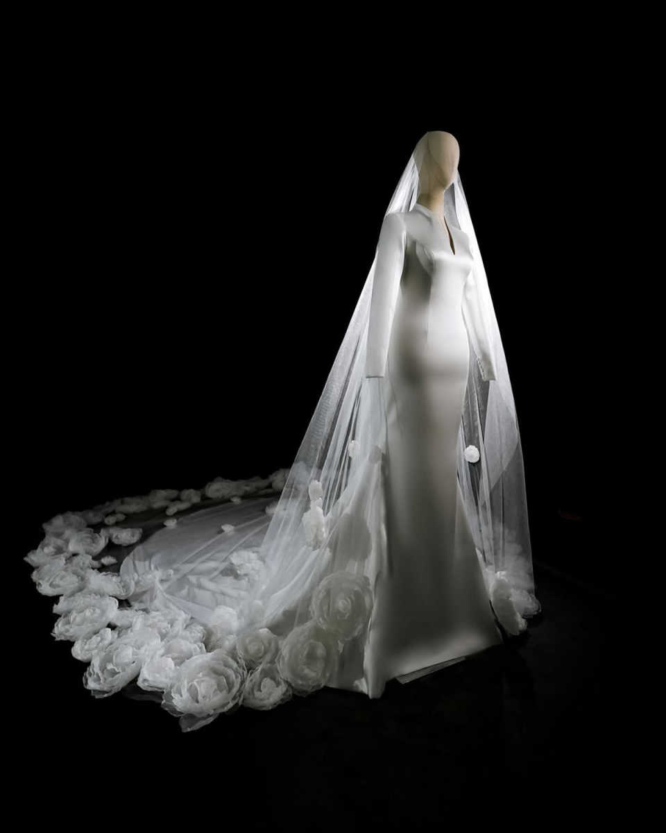 Hand Made Flowers One Layer Wedding Veil Long Length Tulle Bridal Veil With Comb Ivory White Veils Accessories Customized