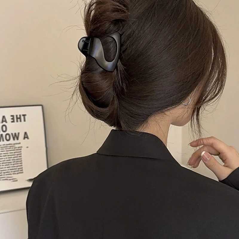New Women Elegant Simplicity Hollow Geometric Metal Hair Claw Vintage Hair Clips Ponytail Claw Clip Fashion Hair Accessories Z250707