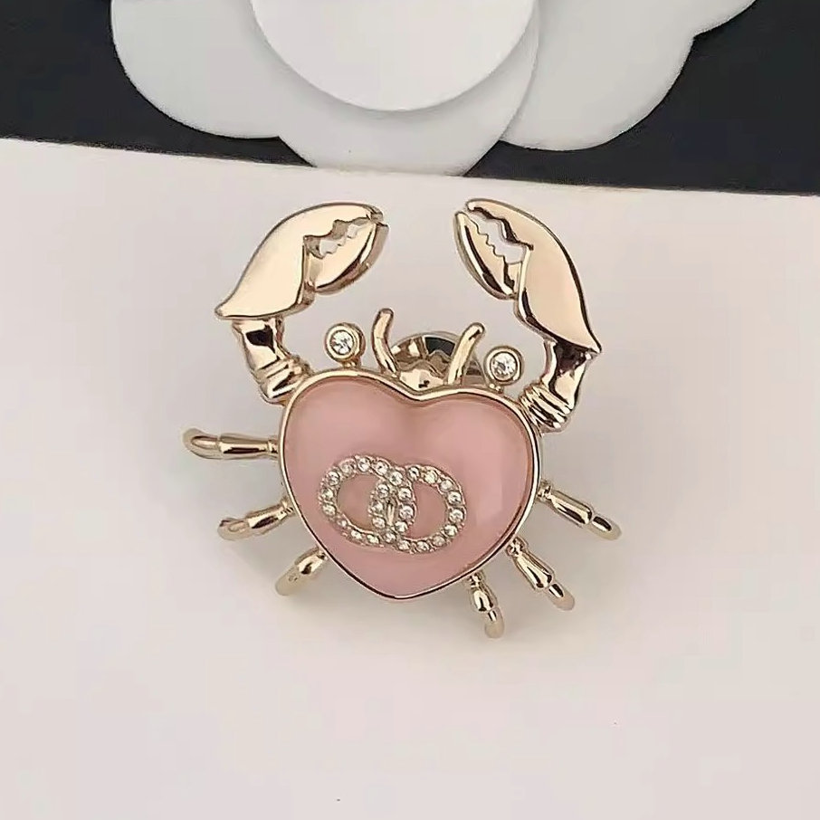 Women Designer Pink Color Rhinestone Bee Brooch Pin for Women and Men Brooches Unisex Clothes Broach