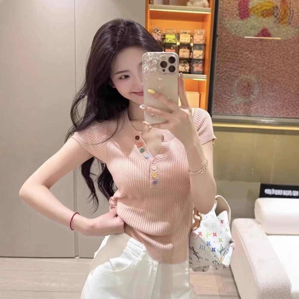 2025 Summer new women's T-shirt color button V-neck knitted short sleeved women's T-shirt summer new slim fit knitted top new designer T-shi