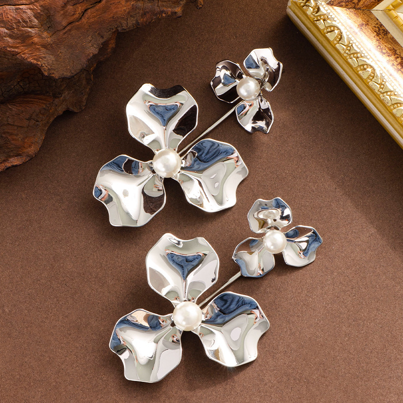 Fashion Exaggerated Gold Large Flower Pearl Light Elegant High-end Fashionable Sier Needle Earrings