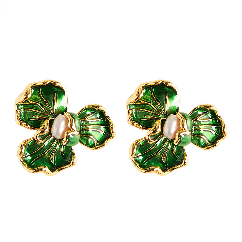 French Fashion Elegant Small Style Oil Drop Flower Pearl Earrings for Women Sweet and Versatile Sier Needle Ear Jewelry