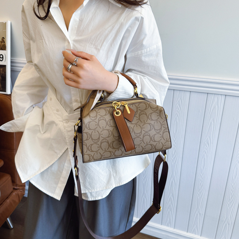 Designer 2025 New High-End Handbag Large Capacity Versatile Monogram Shoulder Pillow Boston Crossbody Light Luxury Women's Bag