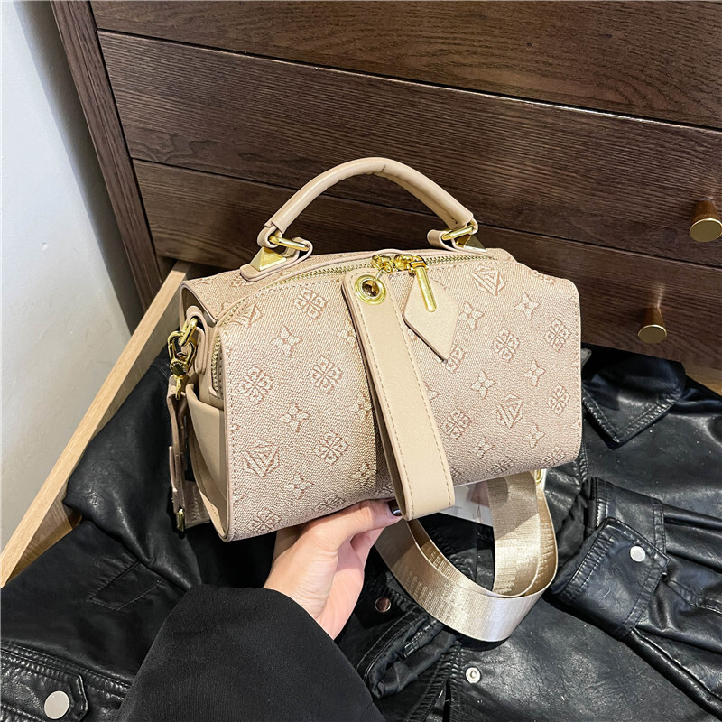 Designer High-End Feel for Women 2025 New Fashion Monogram Handbag Versatile Boston Pillow Crossbody Light Luxury Women's Bag