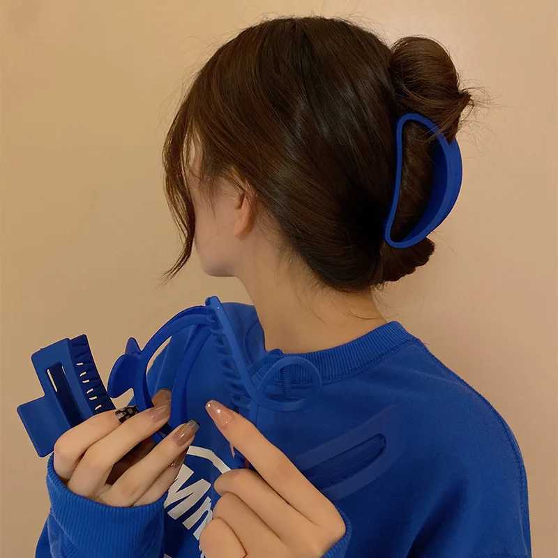 2022 Women Elegant Blue Hollow Geometric Acrylic Hair Claw Vintage Hair Clips Headband Hairpin Hair Crab Hair Accessories Y250707