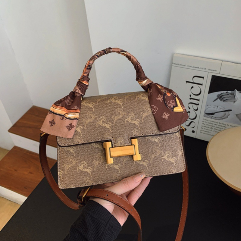 Designer Small for Women 2025 New High-End Versatile Fashion French Niche Design Elegant Shoulder Crossbody Light Luxury Women's Bag