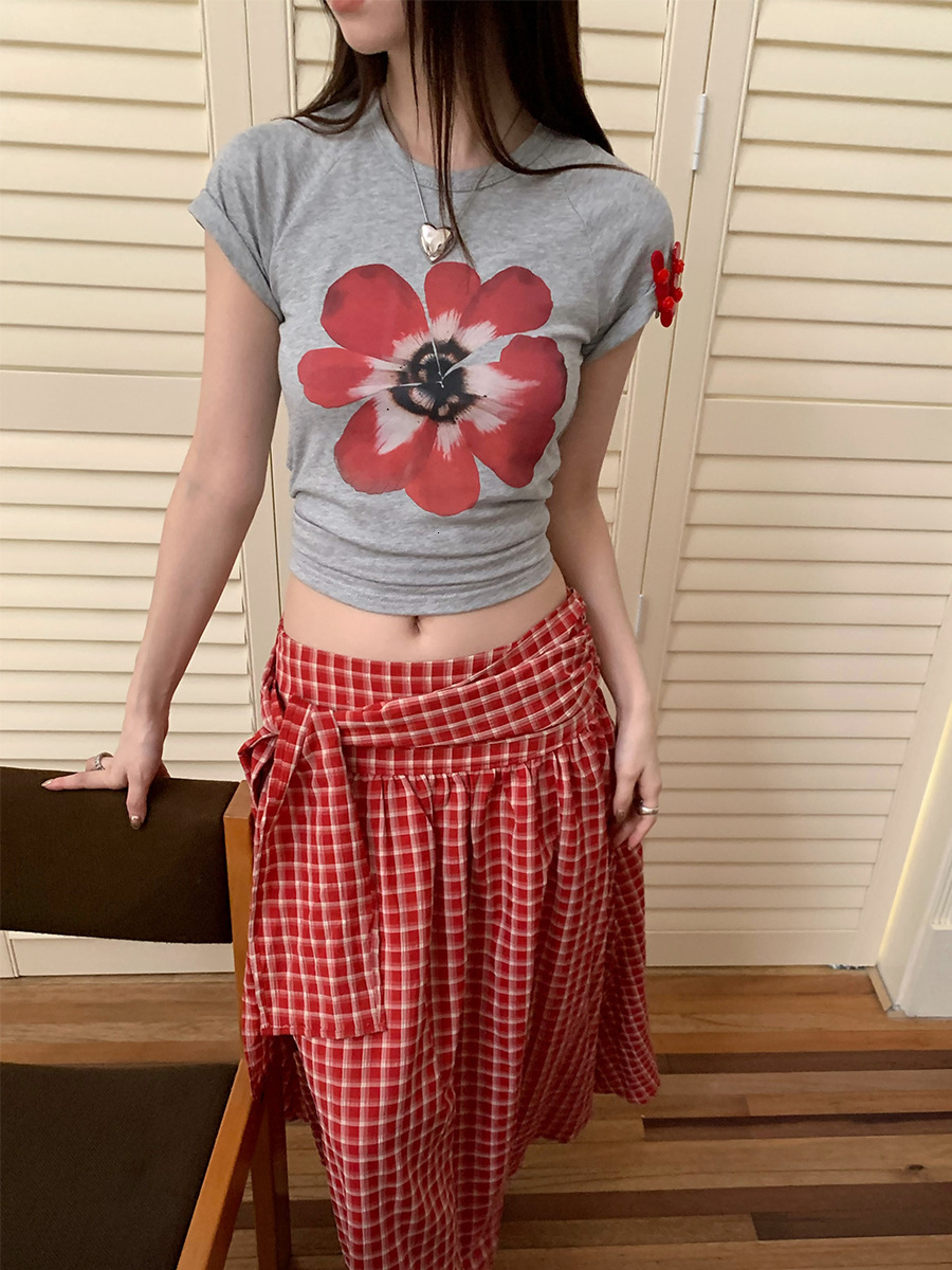 2025 Summer new women's T-shirt new spicy girl color blocked flower graffiti print slim fit back hollow bow short sleeved T-shirt new designer T-