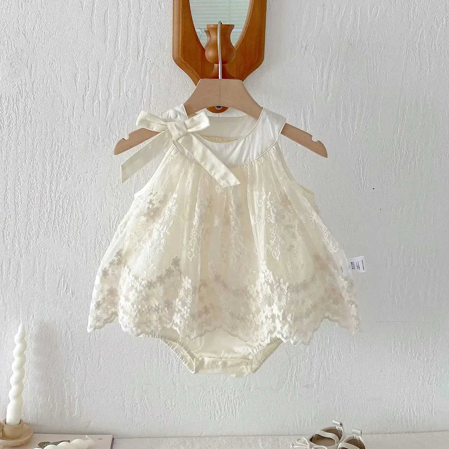 0-24M Infant Baby Girl Ivory Lace Embroidered Romper for Newborns Satin Bow Peter Pan Collar Sleeveless Onesie Baby Bodysuits R250707