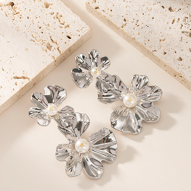 Fashion Exaggerated Texture Flower Pearl Earrings for Women High-end Elegant Slimming Sier Needle Ear Jewelry