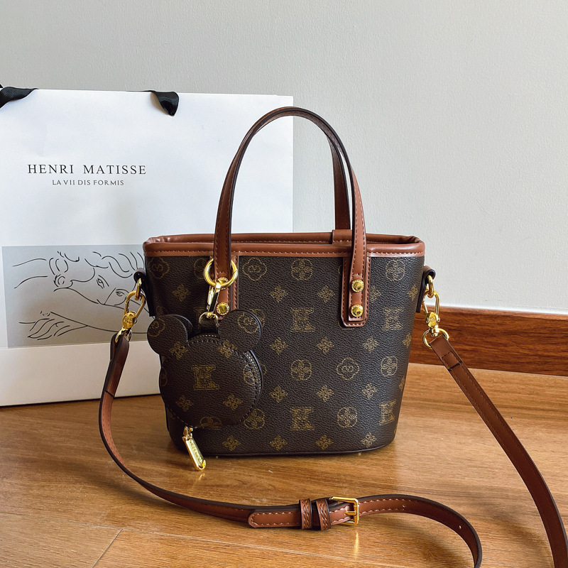 Designer 2025 New High-Quality Texture Bucket Fashionable Elegant Versatile Basket Shoulder Crossbody Light Luxury Women's Bag