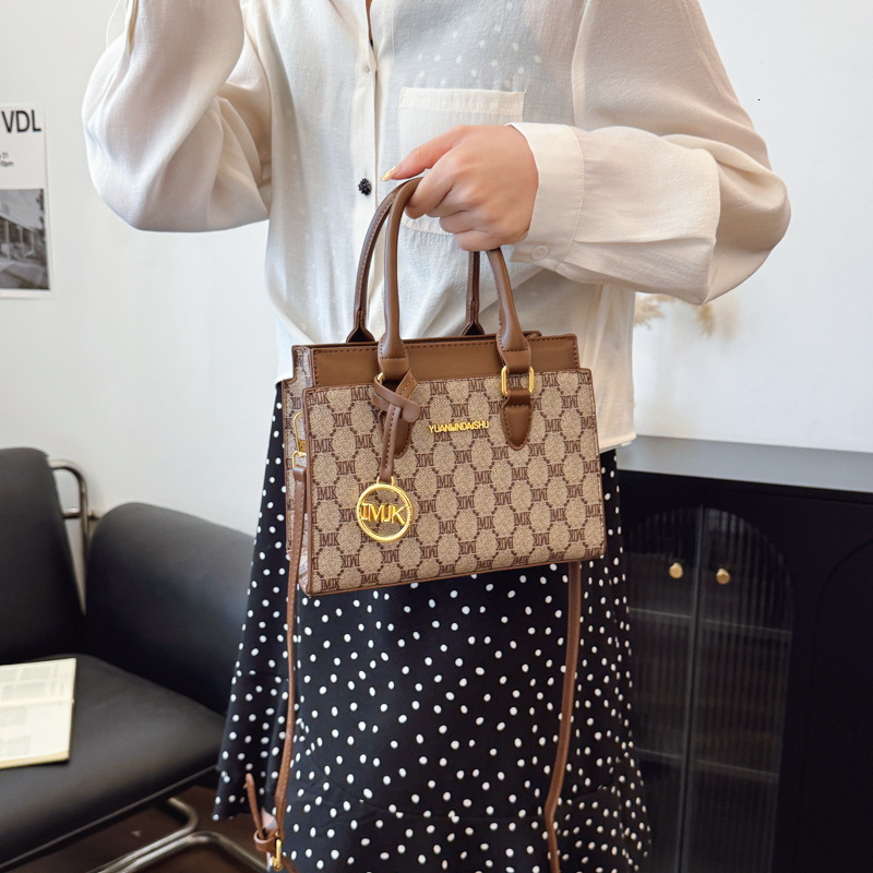 Designer 2025 New Printed Commuter Tote Versatile Elegant Handbag Shoulder Crossbody Light Luxury Women's Bag