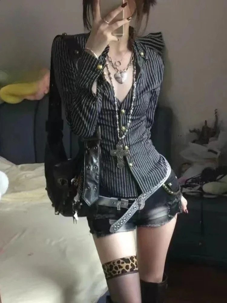 Retro and Modern Subculture Gothic Blouse Harajuku Long Sleeve T-Shirts for Women Y2K Clothing Shirts Punk Emo Top with Street 250707