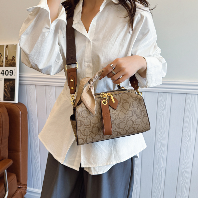 Designer 2025 New High-End Handbag Large Capacity Versatile Monogram Shoulder Pillow Boston Crossbody Light Luxury Women's Bag