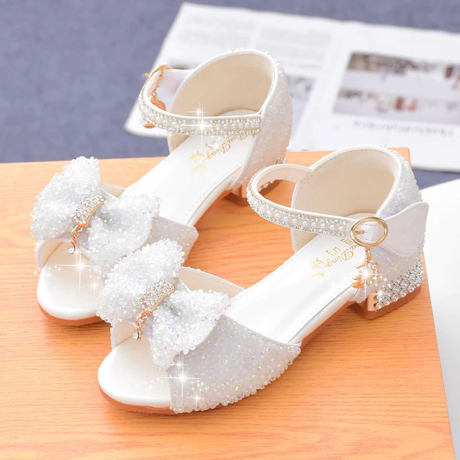 2025 New Childrens Summer Sandals Crystal Bowknot Girls High Heels Soft Sole White Princess Wedding Performance Shoes R250707