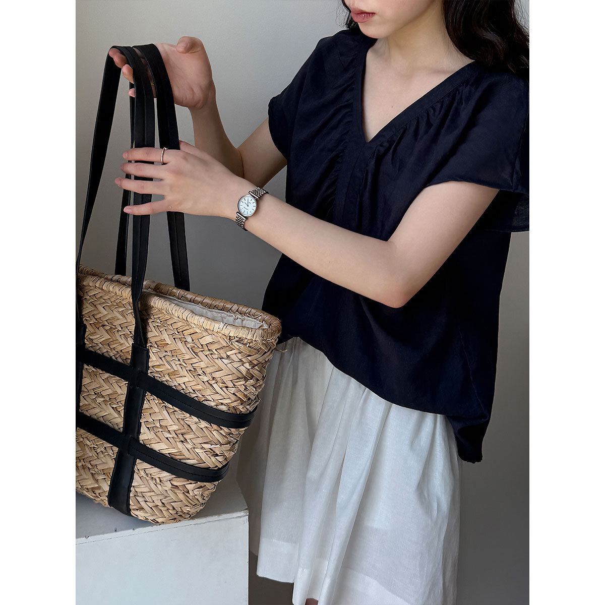 2025 Summer new women's T-shirt Korean style flowing sleeves V-neck women's shirt Summer new niche design shirt New designer T-shirt