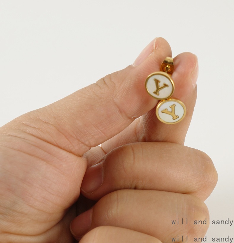 26 English Letter Initial Stud Earrings 18k Gold Plated Natural Shell Alphabet Name Ear Rings for Woman Luxury Jewelry Wedding Birthday Valentine Moth