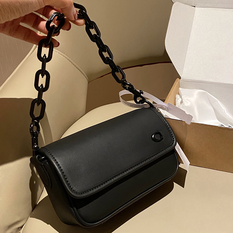 New single shoulder diagonal cross bag, European and American retro chain baguette bag, front flip cover opening and closing