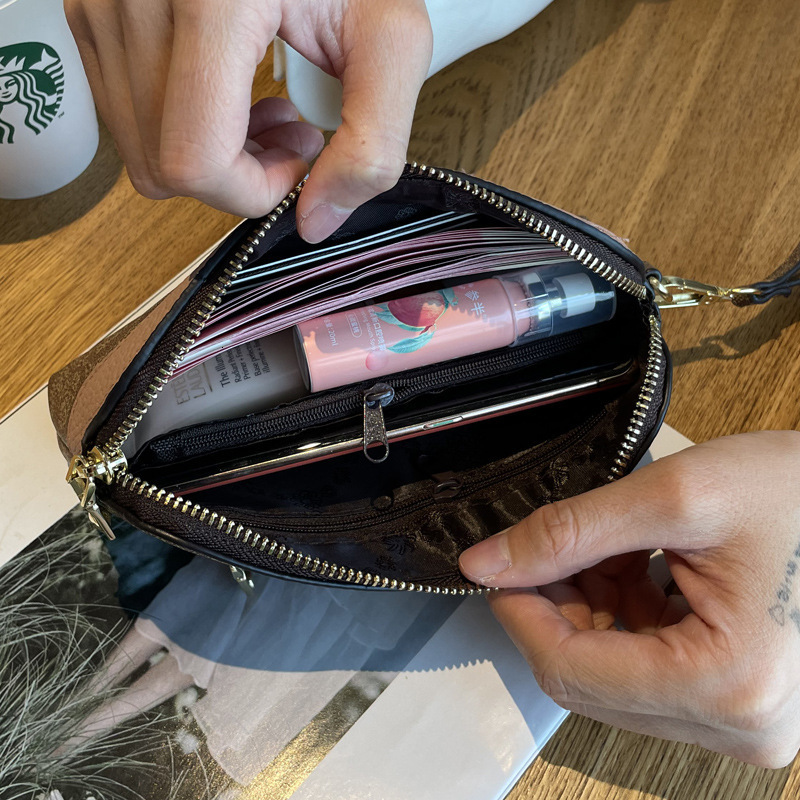 Designer 2025 New Handbag Small Clutch Fashion Shoulder Crossbody Trendy Wallet Long Phone Mom Style Light Luxury Women Bag