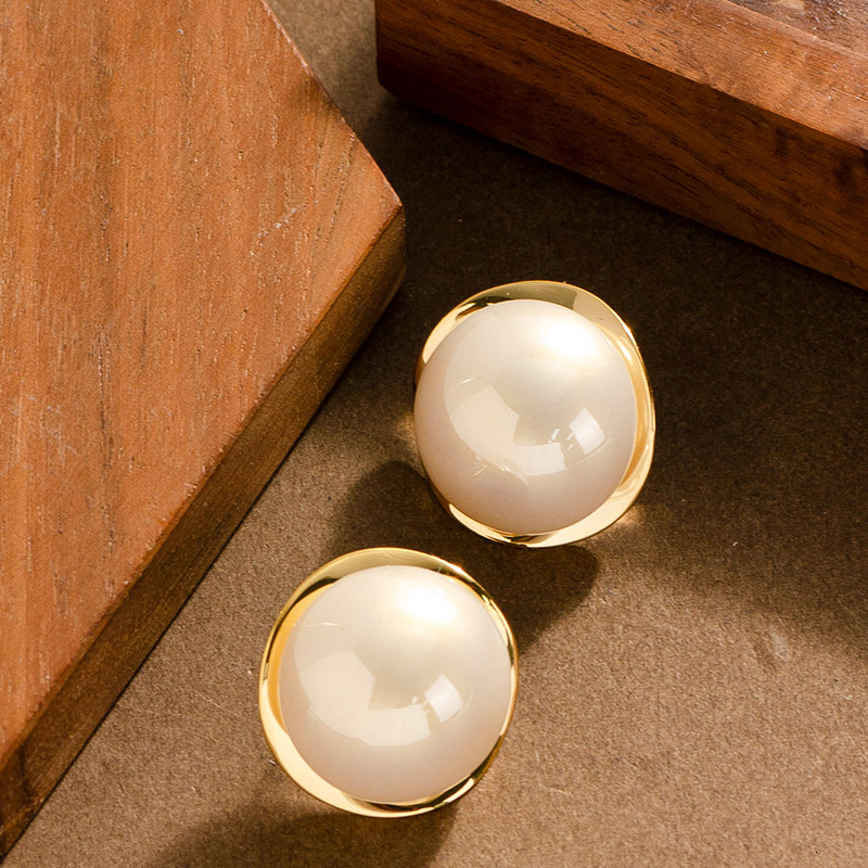 S Sier Needle Fashion Exquisite Small Half Round Pearl Stud Earrings for Women Elegant Fashionable Socialite Style Ear Jewelry