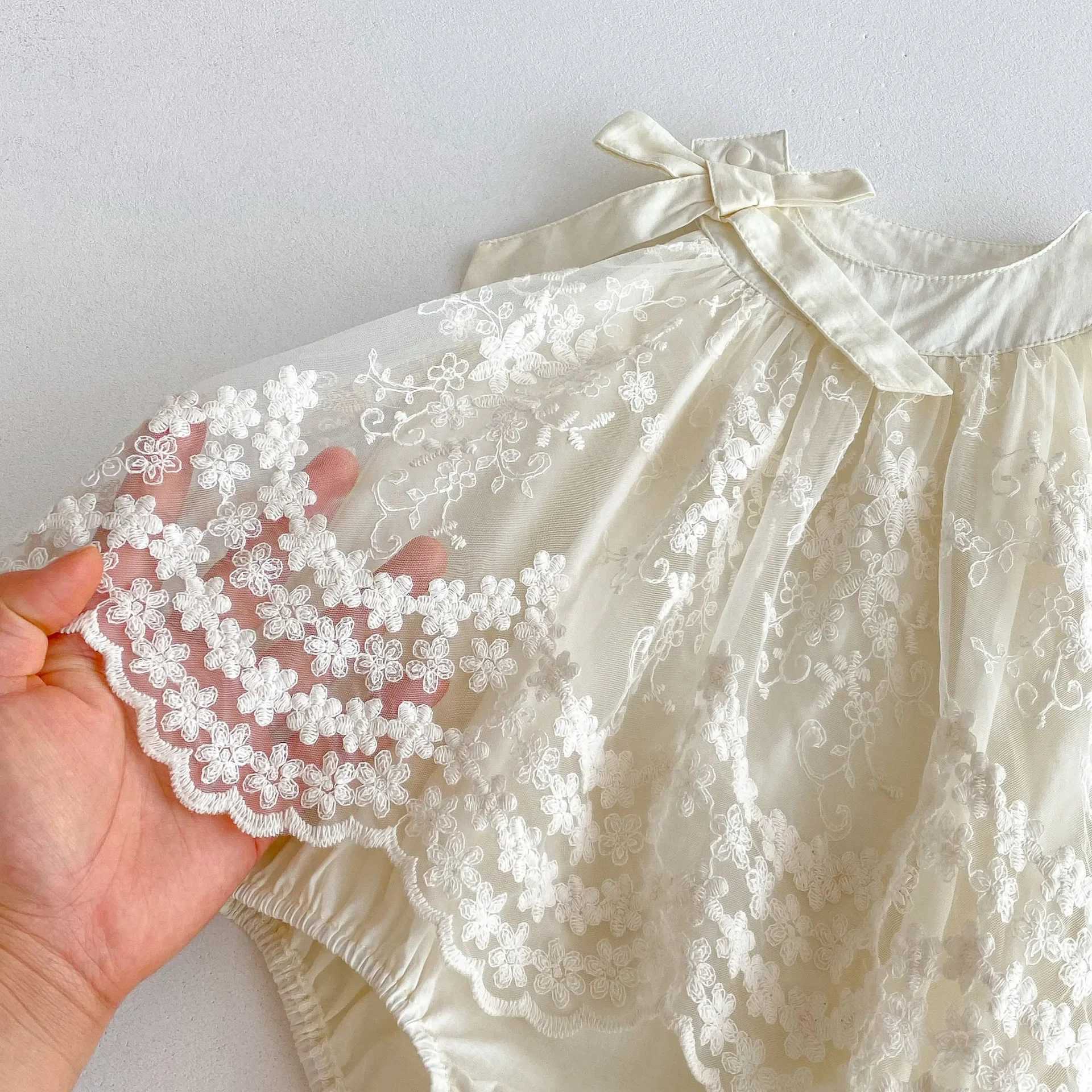 0-24M Infant Baby Girl Ivory Lace Embroidered Romper for Newborns Satin Bow Peter Pan Collar Sleeveless Onesie Baby Bodysuits R250707