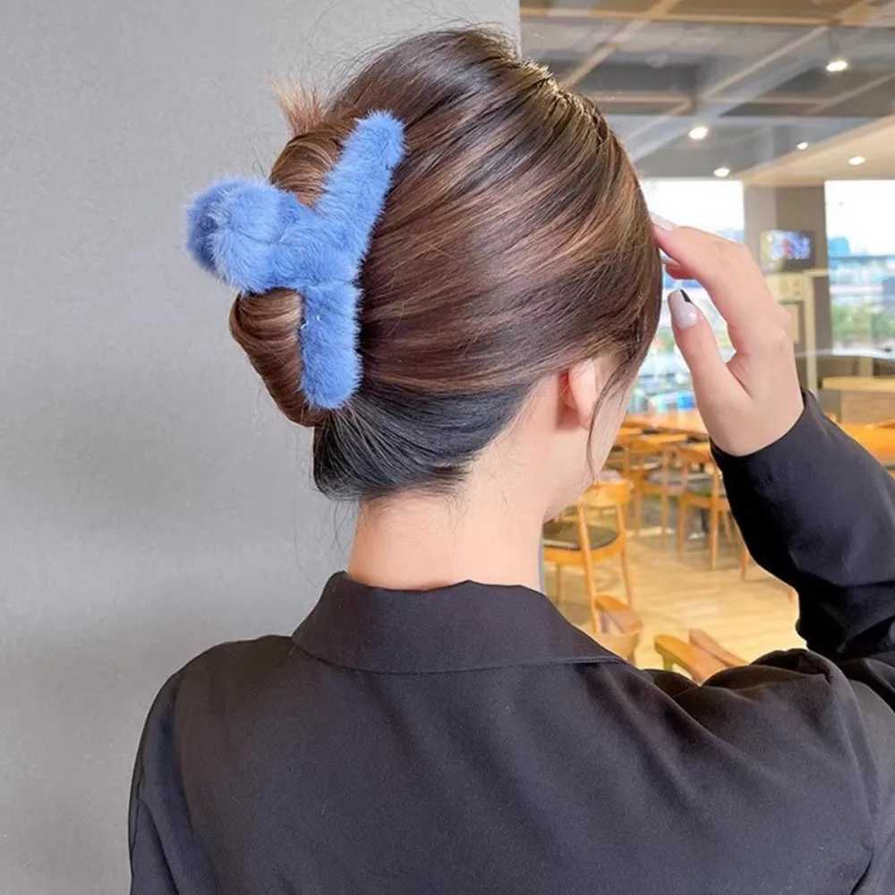 Winter Faux Fur Hair Claws for Women Elegant Acrylic Crab Barrette Hairpin Girls Hair Accessories Furry Headwear Hair Claw Clip Z250707