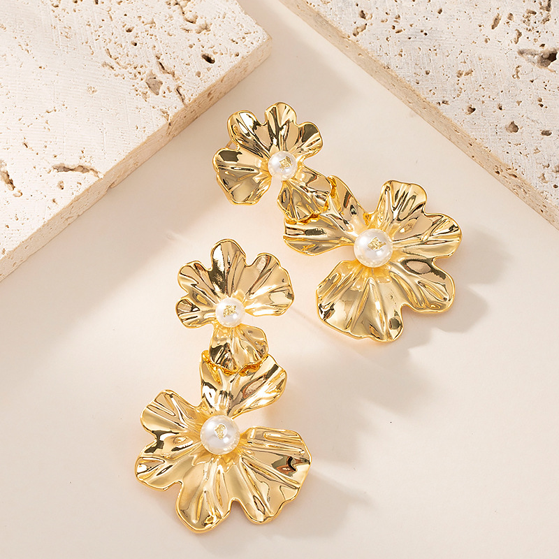 Fashion Exaggerated Texture Flower Pearl Earrings for Women High-end Elegant Slimming Sier Needle Ear Jewelry