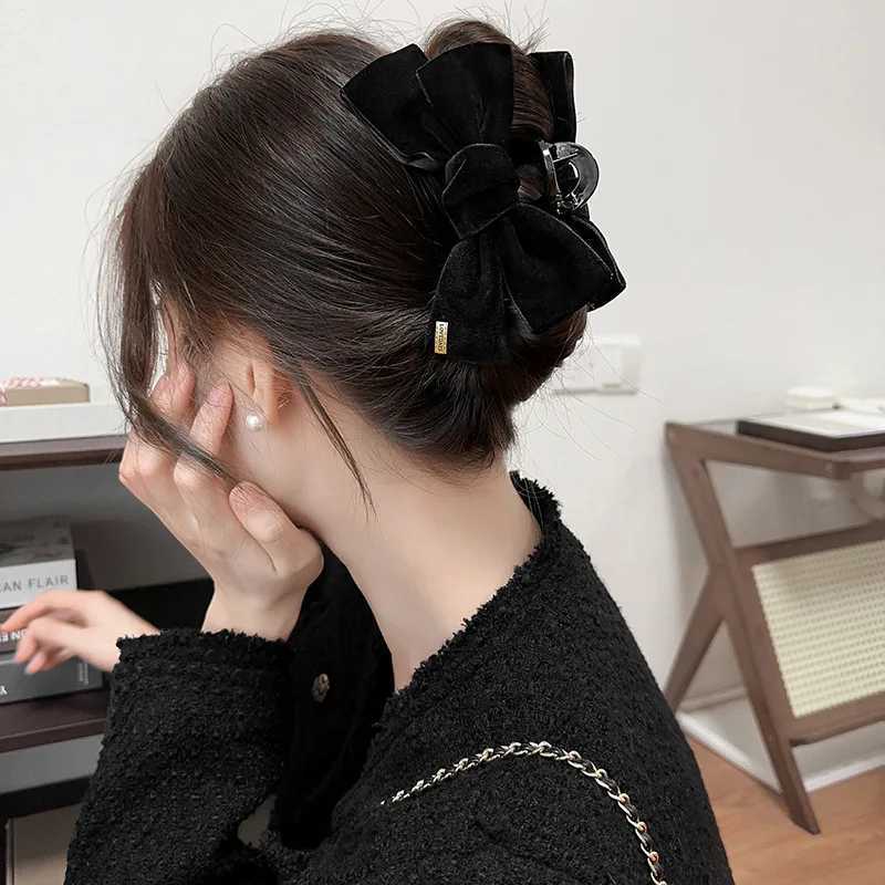 1pc black velvet bow hair clip autumn and winter high-end feeling hair grab large versatile temperament shark clip Z250707