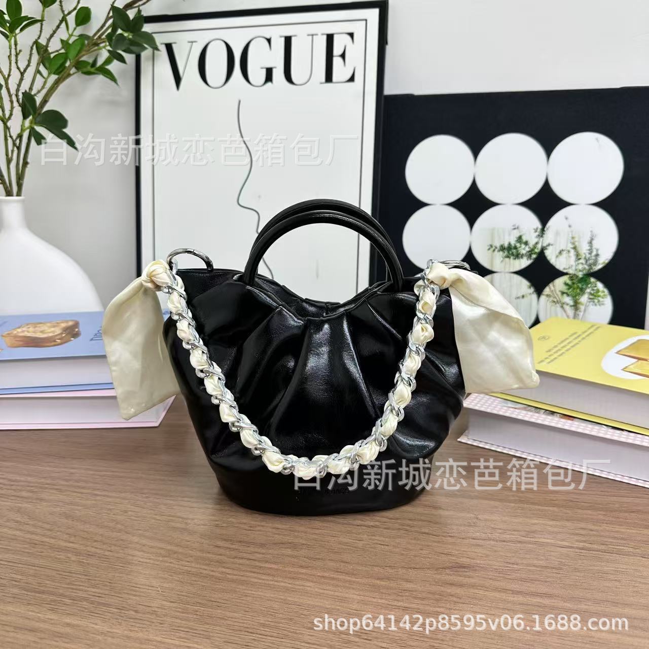 Designer Pleated Bucket 2025 Summer New Fashion Ladies Chain Crossbody Scarf Handheld Shoulder Light Luxury Women's Bag
