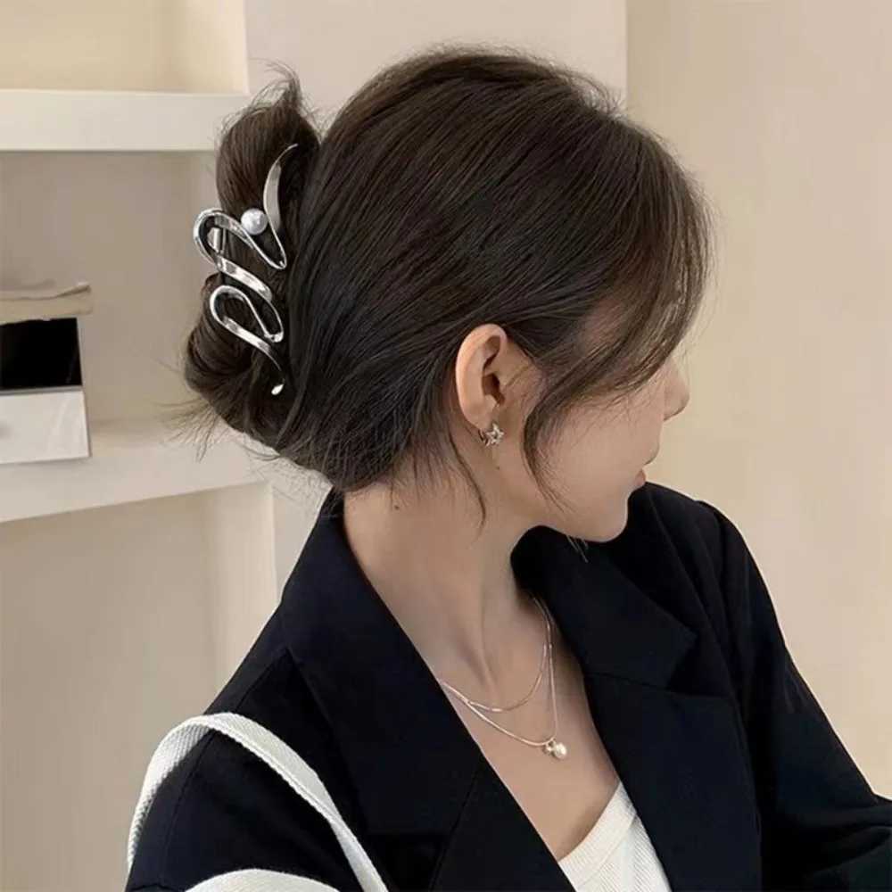 Fashion Large Geometric Wave Hair Claw Trendy Hair Clip Metal Pearl Hairpin Party Hair Accessories For Girls Women Headwear Gift Y250707