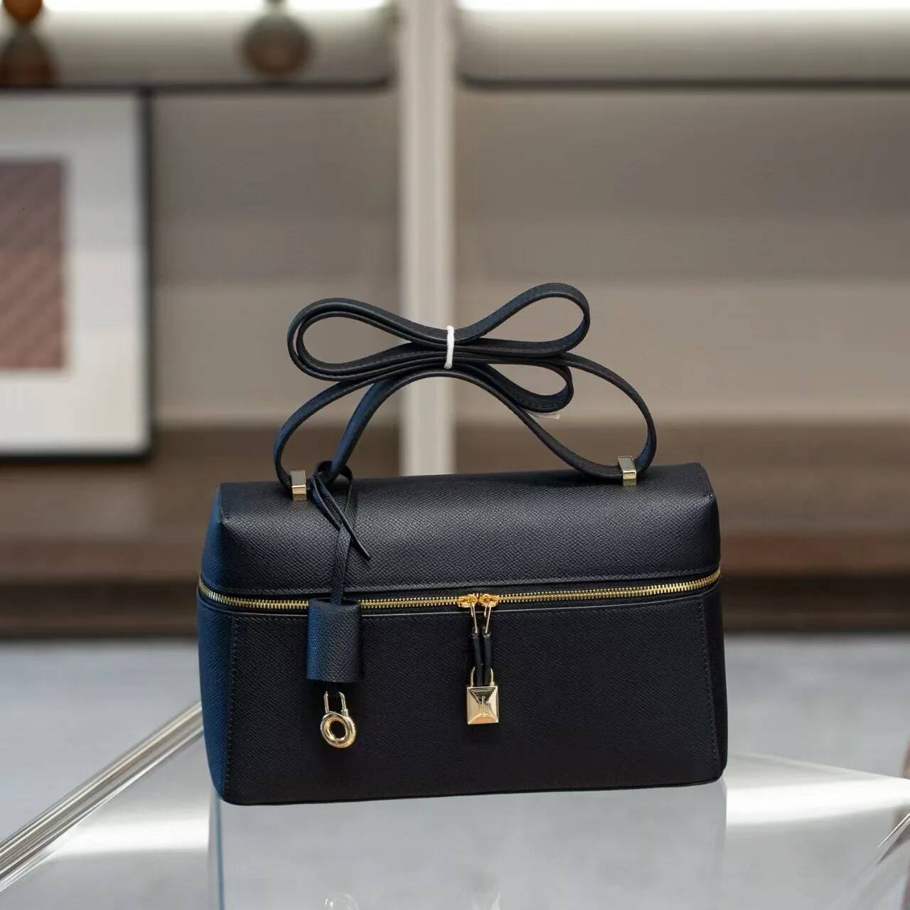 2025 New Genuine Women's Handbag Palm Pattern Cow Leather Lunch Box Bag Gigi Same Style Single Shoulder Slant Cross Body high-quality