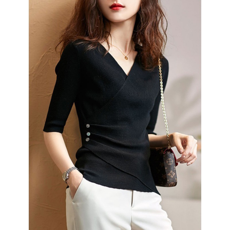 2025 Summer new women's T-shirt with gentle buttons, pleated solid color, women's V-neck slim fit top, fashionable knitting, new designer T-