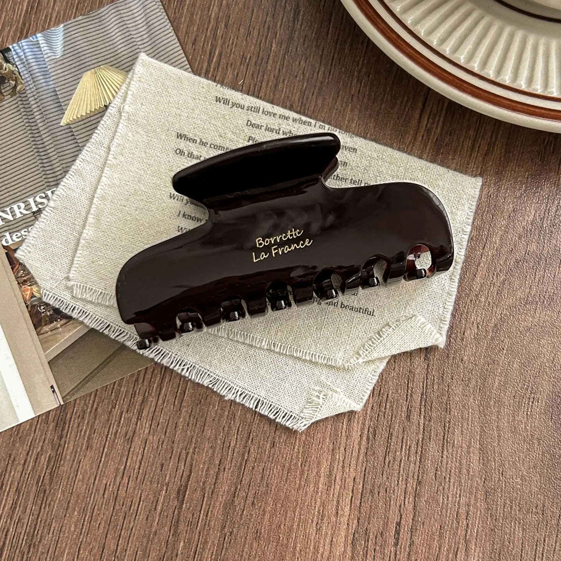 1pc Korean France acetate grab clipsimple retro French elegant temperament back of the head coil hair shark clip hairpin Z250707