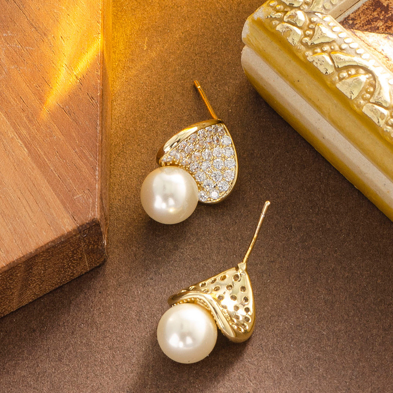 Korean Version Exquisite Fashion Style Inlaid Zircon Imitation Pearl Earrings for Women High-end Light Niche Sier Needle Ear Jewelry