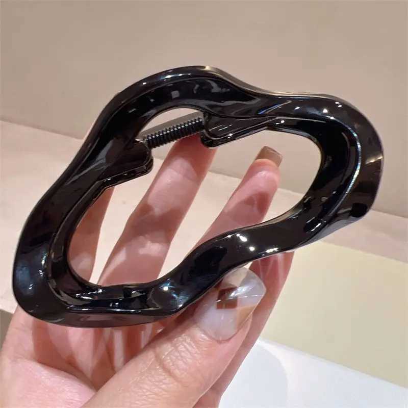 Elegant Large Hollow transparent Hair Claw Clip For Women Fashion Cloud Irregular Hair Clamp Barrettes Hair Party Accessories Y250707