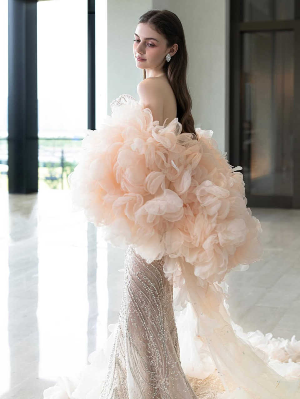 Gorgeous Strapless Customized Evening Dresses Elegant Sequined Lace Prom Dress Floor Length Party Gown with Ruffle Train