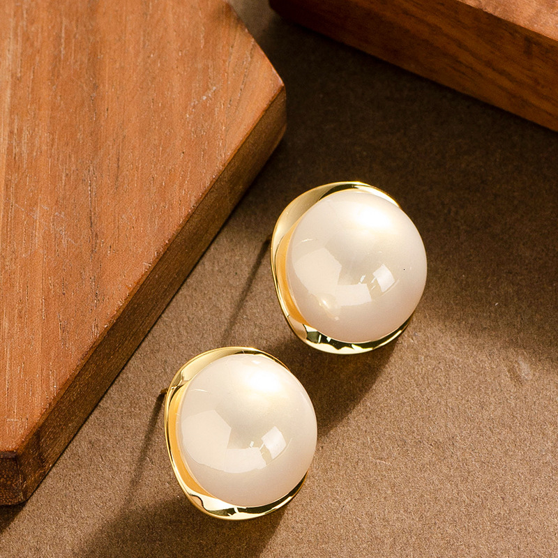 S Sier Needle Fashion Exquisite Small Half Round Pearl Stud Earrings for Women Elegant Fashionable Socialite Style Ear Jewelry